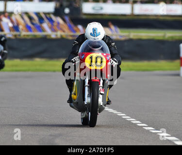 Mick Grant, Gary Johnson, MV Agusta 500/3, Barry Sheene Memorial Trophy, Goodwood Revival 2019, September 2019, Rundstrecke, Classic, Wettbewerb, Stockfoto