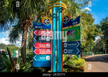 Orlando, Florida. Oktober 29, 2019. Bunte Zeichen Attraktionen im Seaworld. Stockfoto