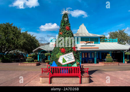 Orlando, Florida. Oktober 29, 2019. Panoramablick auf bunten Weihnachtsbaum in Seaworld. Stockfoto