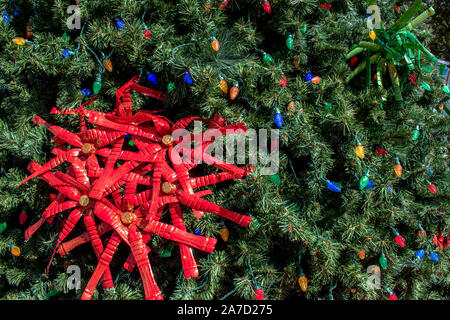 Orlando, Florida. Oktober 29, 2019. Teilansicht der Weihnachtsbaum in Seaworld eingerichtet Stockfoto