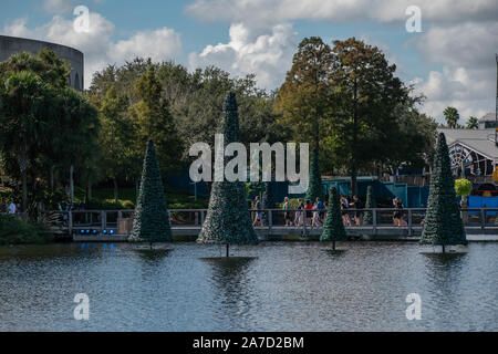 Orlando, Florida. Oktober 29, 2019. Leute gehen zu Shamu Stadion in Seaworld Stockfoto