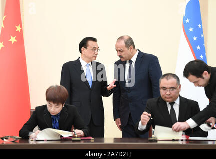 (191101) - Taschkent, Nov. 1, 2019 (Xinhua) - Der chinesische Premier Li Keqiang und usbekische Regierungschef Abdulla Aripov gemeinsam die Unterzeichnung der bilateralen Zusammenarbeit Dokumente zwischen den beiden Seiten Zeugnis nach ihren Gesprächen in Taschkent, Usbekistan an November 1, 2019. (Xinhua / Yin Bogu) Stockfoto