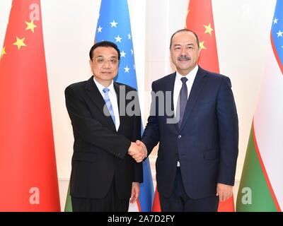 (191101) - Taschkent, Nov. 1, 2019 (Xinhua) - Der chinesische Premier Li Keqiang Gespräche mit Usbekischen Premierminister Abdulla Aripov in Taschkent, Usbekistan an November 1, 2019. (Xinhua / Yin Bogu) Stockfoto