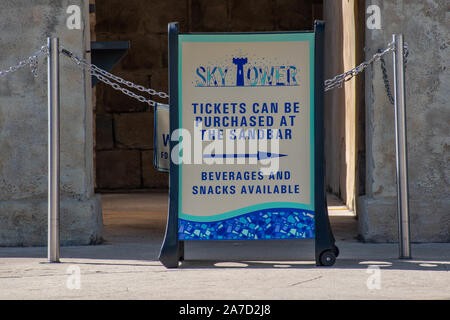 Orlando, Florida. Oktober 29, 2019. Sky Tower Zeichen in Seaworld. Stockfoto