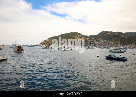 Die grösste Stadt auf dem Santa Catalina Island mit vielen Häusern in den Hügeln und viele Boote in der Marina. An der Strandpromenade fotografiert. Stockfoto