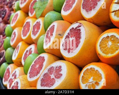 Rote orangen und grünen Apfel in der türkischen Obst Markt für den Verkauf auf einer türkischen lokalen Markt vorgestellt Stockfoto