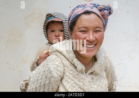 Porträt einer Mutter und ihrem Sohn, Shangri-La, Yunnan, China Stockfoto
