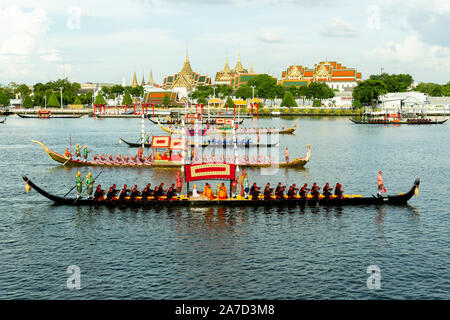 Bangkok, Thailand - 17. Oktober, 2019: Royal Barge Prozession auf dem Chao Phraya Fluß in Royal barge Prozession Training Tag Stockfoto