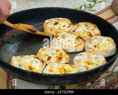 Chef picking up-Kuchen mit Huhn und Käse Stockfoto