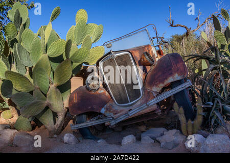 Eine alte Morris acht Autos verlassen und entfernt Rost in der Namib Wüste in der Nähe von Twyfelfontein in der Namib-wüste in Namibia, Afrika. Stockfoto