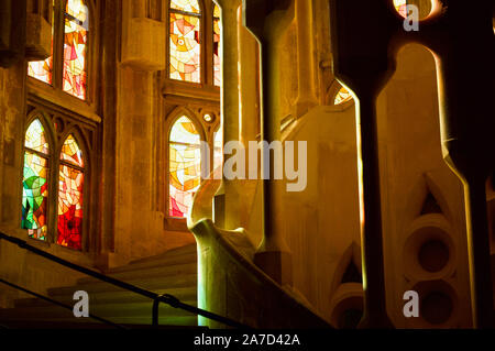 Ein Treppenhaus im Inneren La Sagrada Familia in Barcelona, Spanien Stockfoto