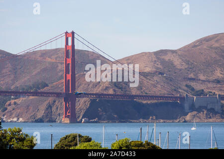 Blue Angels F18 Hornet Jet fliegt über die Golden Gate Bridge, San Francisco Fleet Week, Kalifornien, USA Stockfoto