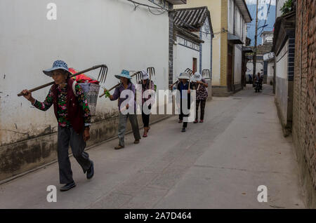 Bauern auf dem Weg zurück nach Hause nach einem Tag in den Feldern rund um Dali, Yunnan, China Stockfoto