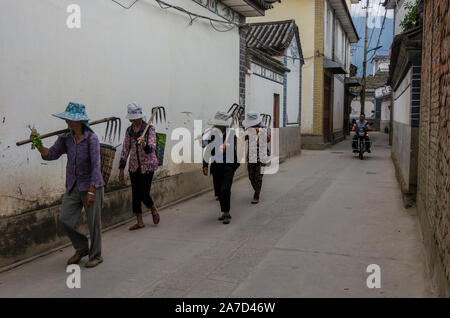 Bauern auf dem Weg zurück nach Hause nach einem Tag in den Feldern rund um Dali, Yunnan, China Stockfoto