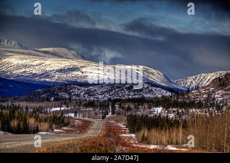 Herbst einen malerischen Blick entlang der Fahrt von Whitehorse, Yukon, Kanada Haines, Alaska. Stockfoto
