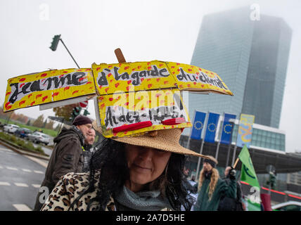 01 November 2019, Hessen, Frankfurt/Main: Am Tag der Einweihung der neuen EZB-Präsident, Frau Lagarde, trug einen hausgemachten Pappe hat, ist die Teilnahme an einer Rallye außerhalb des Sitzes der EZB. Auf der Hut ist das Schreiben "Jeanne d'Lagarde du Climat. Aidez-Nous!" ("Jeanne d'Lagarde des Klimas. Helfen Sie uns!"). Foto: Boris Roessler/dpa Stockfoto