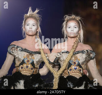 V&A, London, UK. 1. November 2019. Guo Pei, einem der renommiertesten Chinas Designer, hält erste Runway Show in Großbritannien, inszeniert zum 20. Jahrestag des V&A's Fashion in Motion Serie zu feiern, in der dramatischen Einstellung des Museums Raphael Galerie, Modelle tragen bunte Stücke aus der Designers' AW 2019/20 alternativen Universum Couture Kollektion. Credit: Malcolm Park/Alamy Leben Nachrichten. Stockfoto