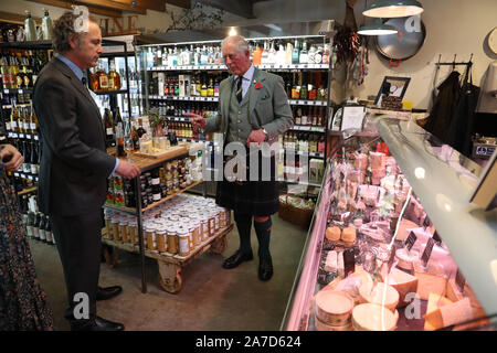 Der Prinz von Wales, bekannt als The Duke of Rothesay, während in Schottland, Besuch der Mainstreet Handelsunternehmen, Melrose, Melrose, einem alten Auktionshaus und Lebensmittelhändler, die in einer Buchhandlung, Deli, Cafe und Home Store umgewandelt wurde. PA-Foto. Bild Datum: Freitag November 1, 2019. Siehe PA Geschichte ROYAL Charles. Photo Credit: Andrew Milligan/PA-Kabel Stockfoto