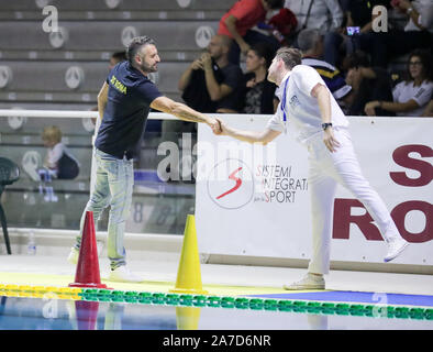 Trainer Capanna (sis Roma) und Schiedsrichter Herr mustata während Sis Roma vs Exil SG, Roma, Italien, 31. Oktober 2019, Wasserball Wasserball EuroLeague Frauen Championsh Stockfoto