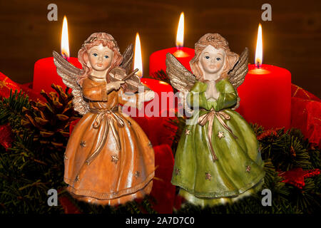 Zwei Engel, Weihnachtsengel, Figur, liest ein Buch, Weihnachten, Advent, Kirche, Religion, Geige, Musikinstrument, 4. Advent, Adventskranz, Stockfoto