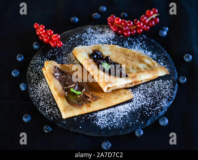 Leckere hausgemachte Pfannkuchen mit Schokolade und Marmelade Stockfoto