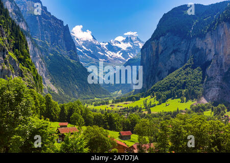 Lauterbrunnental, Wasserfall und das Lauterbrunnental Wand in den Schweizer Alpen, Schweiz. Eiger, Mönch und Jungfrau im Hintergrund. Stockfoto