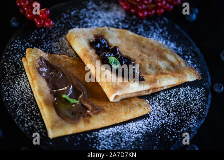 Leckere hausgemachte Pfannkuchen mit Schokolade und Marmelade Stockfoto