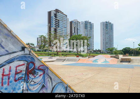 Campo Grande-MS, Brasilien - 30. Oktober 2019: Skate Track auf den Park der Nationen, Einheimische. Skate park ohne Menschen während des Tages. Stockfoto