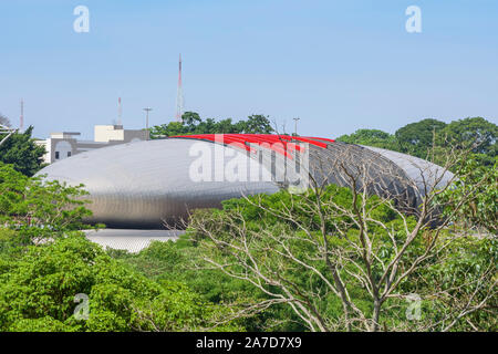 Campo Grande-MS, Brasilien - 30. Oktober 2019: Ansicht des Pantanal Aquarium Gebäude durch die Bäume des Parks der Nationen Indigenen umgeben. Stockfoto