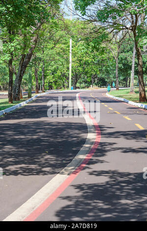 Campo Grande-MS, Brasilien - 30. Oktober 2019: Wanderweg und Radweg der Park der Nationen, Indigenen, umgeben von Bäumen. Stockfoto