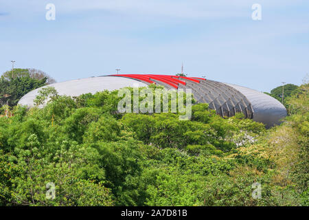 Campo Grande-MS, Brasilien - 30. Oktober 2019: Ansicht des Pantanal Aquarium Gebäude durch die Bäume des Parks der Nationen Indigenen umgeben. Stockfoto