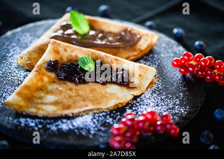 Leckere hausgemachte Pfannkuchen mit Schokolade und Marmelade Stockfoto