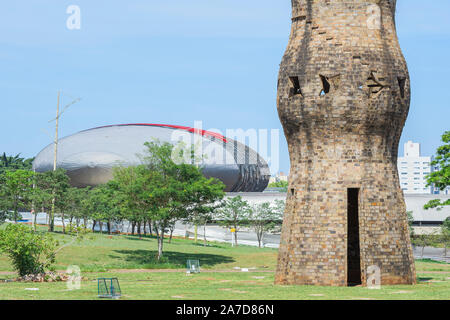 Campo Grande-MS, Brasilien - 30. Oktober 2019: Zarabatana indigenen Monument im Park der Nationen, Indigenen und das moderne Gebäude des Pantanal Aqu Stockfoto