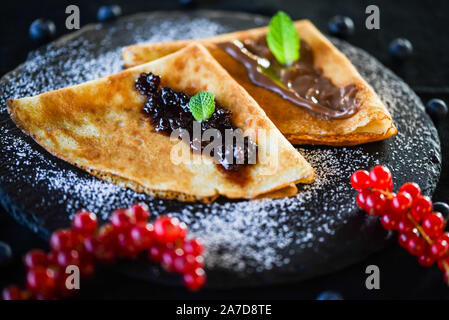 Leckere hausgemachte Pfannkuchen mit Schokolade und Marmelade Stockfoto
