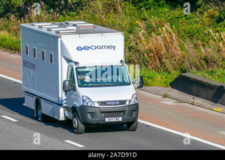 GeoAmey, Gefängniseskorte und Sorgerecht. White Iveco Van; UK Vehicular Traffic, Transport, moderne Fahrzeuge, Nutzfahrzeuge, Auf der Autobahn M6 mit 3 Fahrspuren in Richtung Süden. Stockfoto