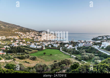 Der Hafen von Gavrio Andros, Panoramablick von einem Hügel bei Sonnenuntergang Stockfoto