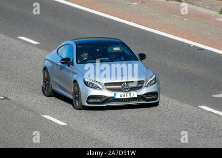 2017 grau Mercedes-Benz AMG C 63 S Premium Auto; Großbritannien Verkehr, Transport, moderne Fahrzeuge, Limousinen, Süd - auf die 3 spurige Autobahn M6 Autobahn gebunden. Stockfoto