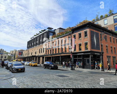 New York, USA. 08 Sep, 2019. Eine Straßenecke in Chelsea, Manhattan, New York. Das Gebiet besteht im Wesentlichen aus einer Mischung von Wohnblöcken und umgebauten Lagerhallen (dachböden). Galerien, Geschäfte und viele Restaurants und Bars machen das Viertel sehr beliebt. Quelle: Alexandra Schuler/dpa/Alamy leben Nachrichten Stockfoto