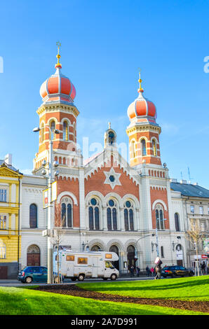 Plzen, Tschechische Republik - 28 Oktober, 2019: Die Große Synagoge in Pilsen, die zweitgrößte Synagoge in Europa. Vordere seitliche Fassade der Jüdischen religiösen Gebäude mit Zwiebeltürmen. Vertikale Foto. Stockfoto