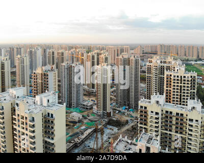 Luftaufnahme von massiven Baustellen in Konstruktion mit Tower Crane. Bausteine Apartment im Baugewerbe in den Entwicklungsländern Teil der Stadt Tianjin in China. Immobilien Baustelle. Stockfoto