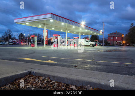 Whitesboro, New York - May 01, 2019: Nachtansicht von Speedway Tankstelle Pumpen, Speedway betreibt über viele US-Bundesstaaten. Stockfoto