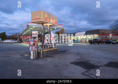 Whitesboro, New York - May 01, 2019: Nachtansicht der Select-a-Vac Selbstreinigende im Vordergrund und Speedway Tankstelle Convenience Store auf der Rückseite Stockfoto