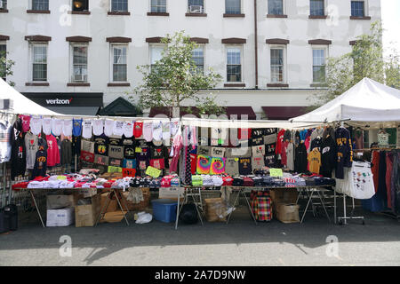 New York, USA. 08 Sep, 2019. Ein Souvenir mit Hemden in Chelsea im New Yorker Stadtteil Manhattan. Das Gebiet besteht im Wesentlichen aus einer Mischung von Wohnblöcken und umgebauten Lagerhallen (dachböden). Galerien, Geschäfte und viele Restaurants und Bars machen das Viertel sehr beliebt. Quelle: Alexandra Schuler/dpa/Alamy leben Nachrichten Stockfoto