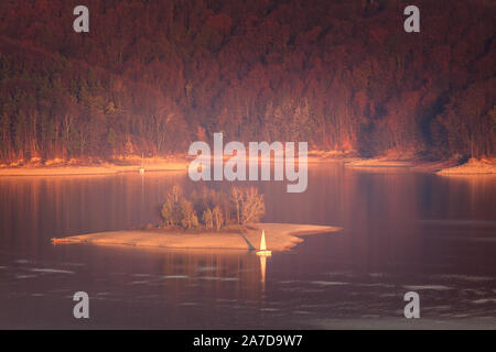 Fallen durch Solina See - Polanczyk Bereich. Polanczyk, Transkarpatien, Polen. Stockfoto