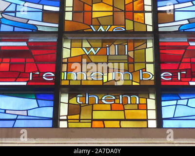 Das Zentrum der Glasfenster in der Regimental Kapelle der Kathedrale von Belfast mit der Aufschrift "Wir" erinnern wird. Stockfoto