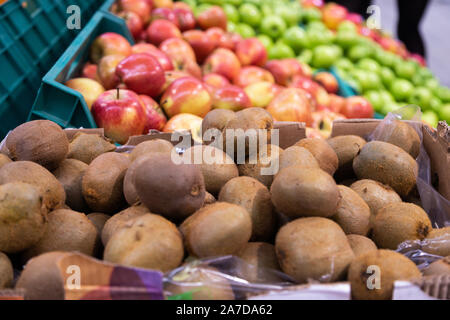 Verschiedene Früchte in separaten Boxen. Kiwi, grüne Äpfel, rote Äpfel. Für Hintergrund, Nahaufnahme Stockfoto