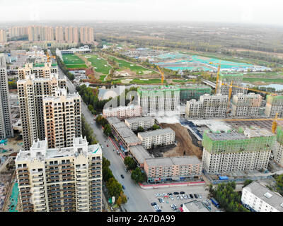 Luftaufnahme von massiven Baustellen in Konstruktion mit Tower Crane. Bausteine Apartment im Baugewerbe in den Entwicklungsländern Teil der Stadt Tianjin in China. Immobilien Baustelle. Stockfoto