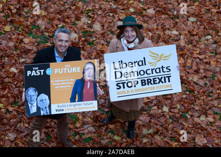 Edinburgh, Schottland. Am 1. November. 2019. Edinburgh West MP Christine Jardine und schottischen Liberalen allgemeinen Wahlkampagne Stuhl Alex Cole-Hamilton Einführung neuer Wahlplakate der Partei in Edinburgh. Pako Mera/Alamy leben Nachrichten Stockfoto