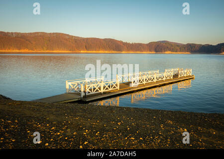 Morgen von Solina See. Polanczyk, Transkarpatien, Polen. Stockfoto