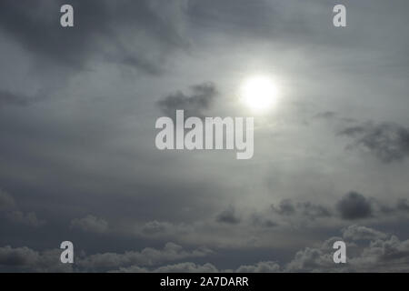Sonne mit Wolken. dramatische Himmel als Hintergrund Stockfoto